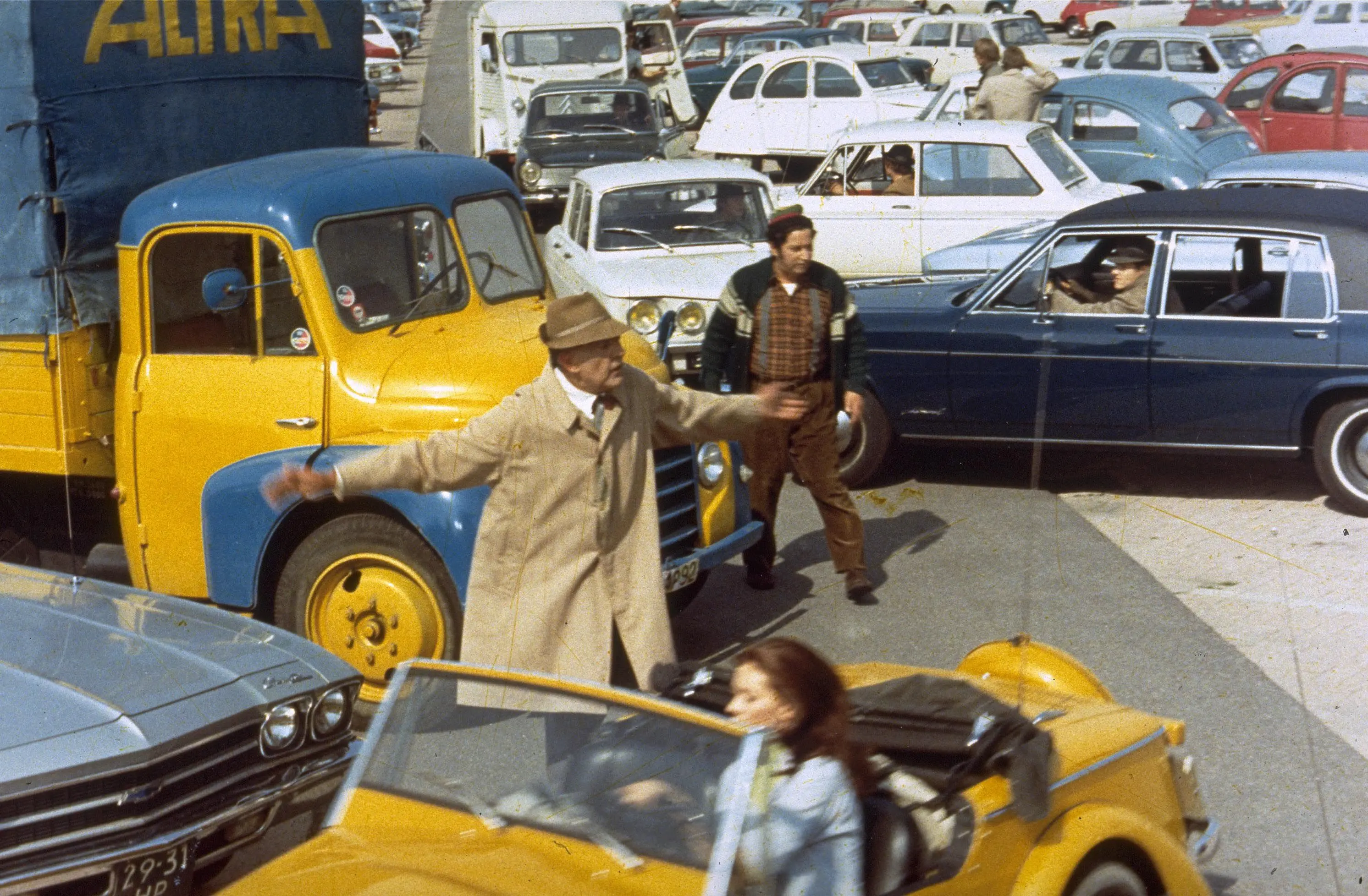 Vintage-Auto, Parkplatz, gelber LKW, blaues Auto, Straßenszene