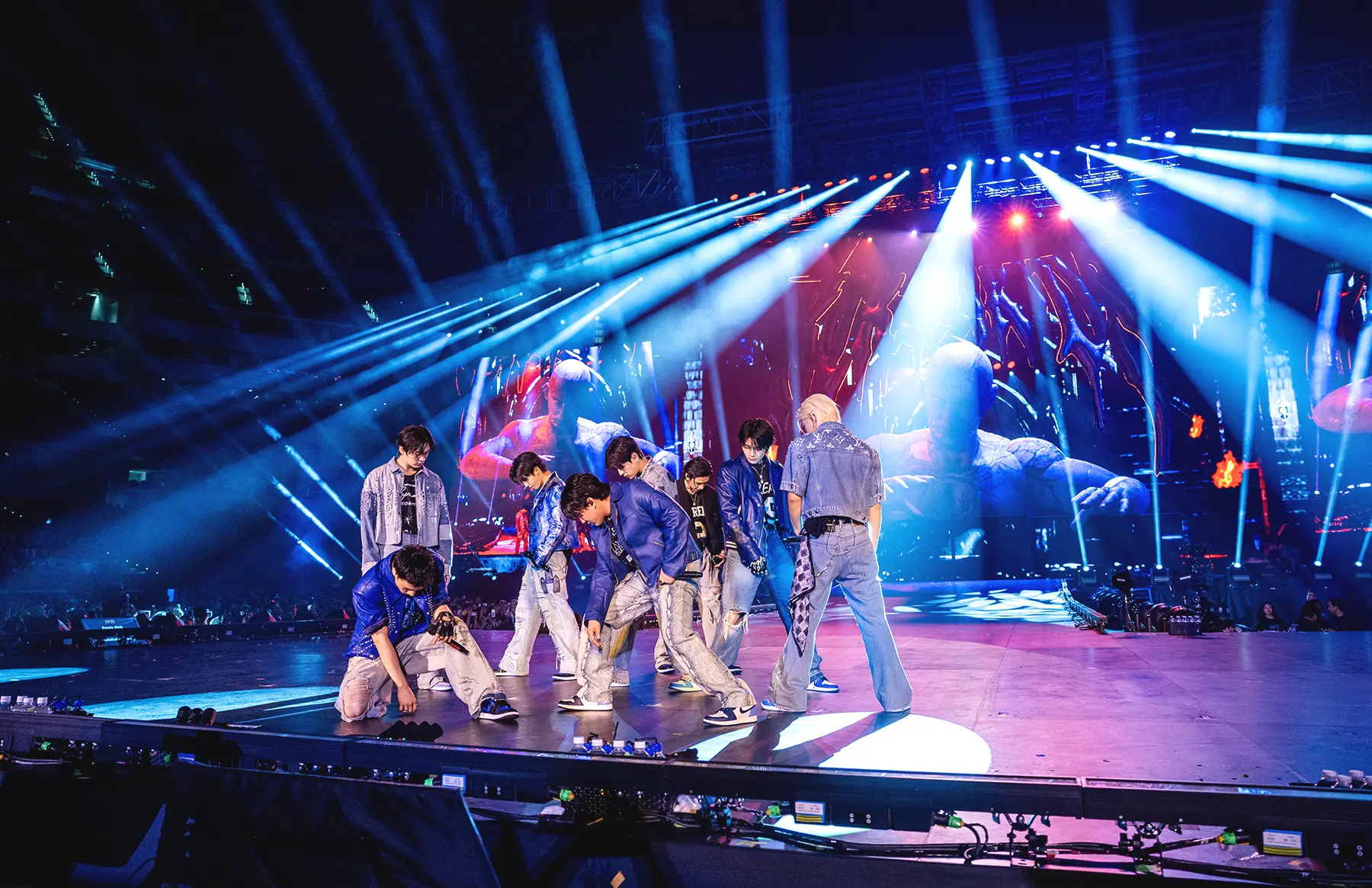 Stray Kids: The Dominate Experience (DVD)