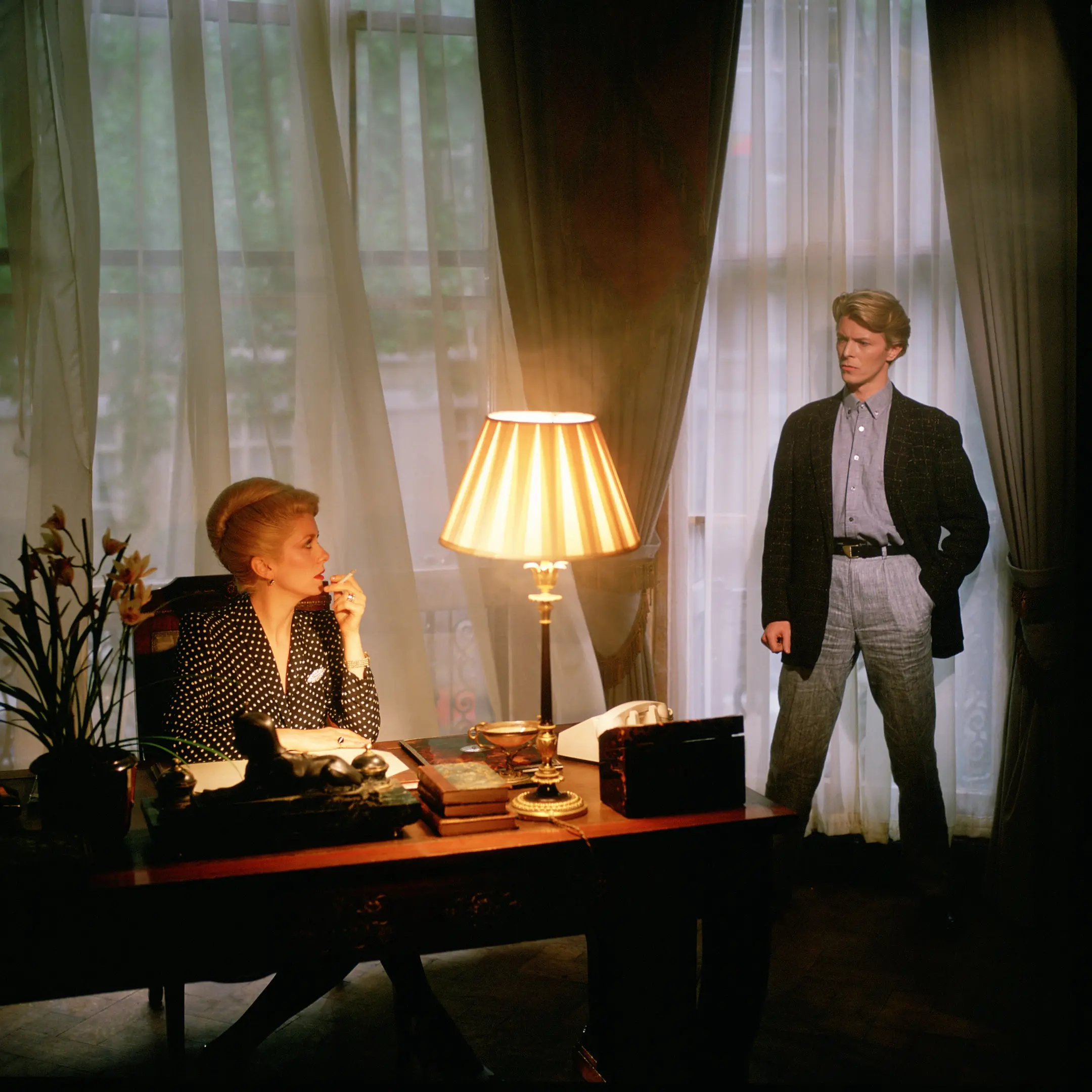 Herrenblazer, Karomuster, graues Hemd, graue Hose, Knopfhemd