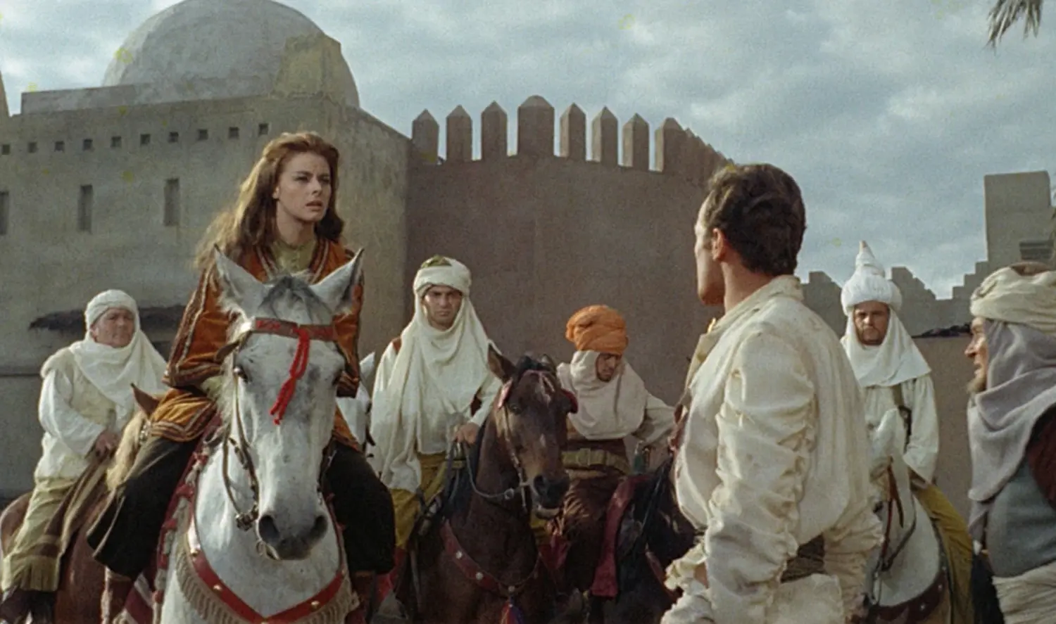 Filmszene, Weißes Pferd, Historische Kleidung, Reiter, Steinfestung