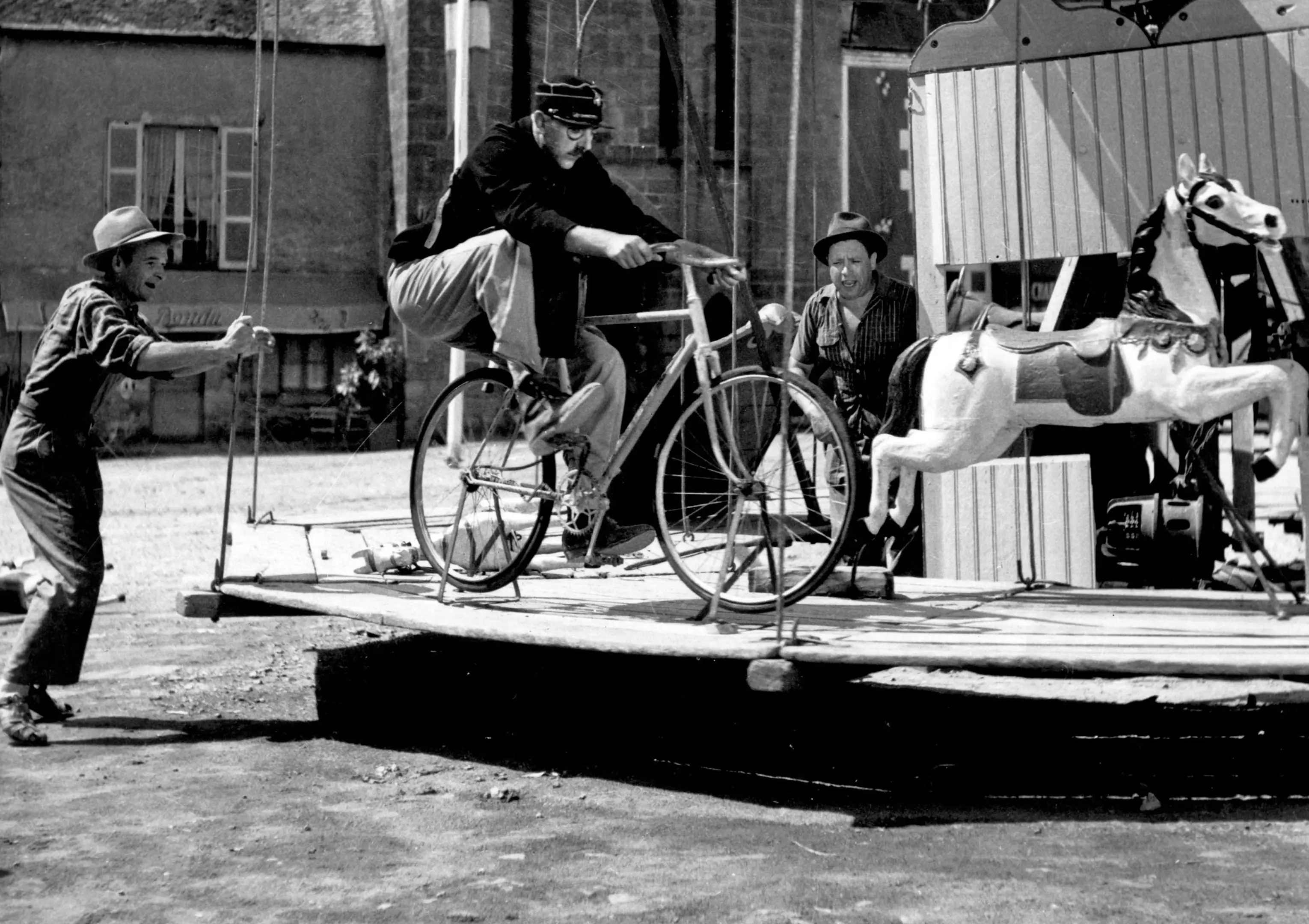 Fahrrad, Mann auf Fahrrad, Karussell, Karussellpferd, Alte Fotografie