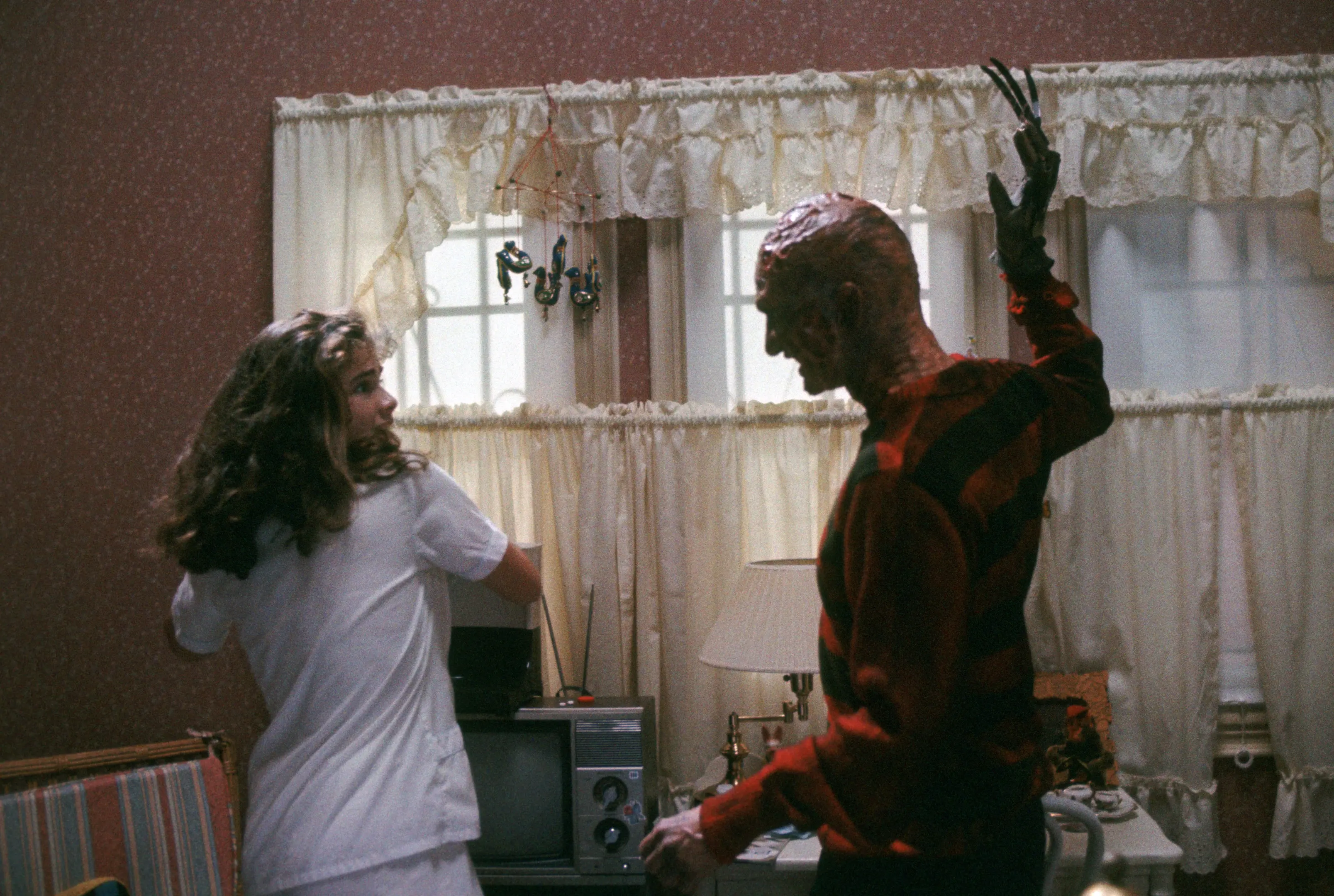 frau, weißes shirt, wohnzimmer,  zombie, rot gestreift