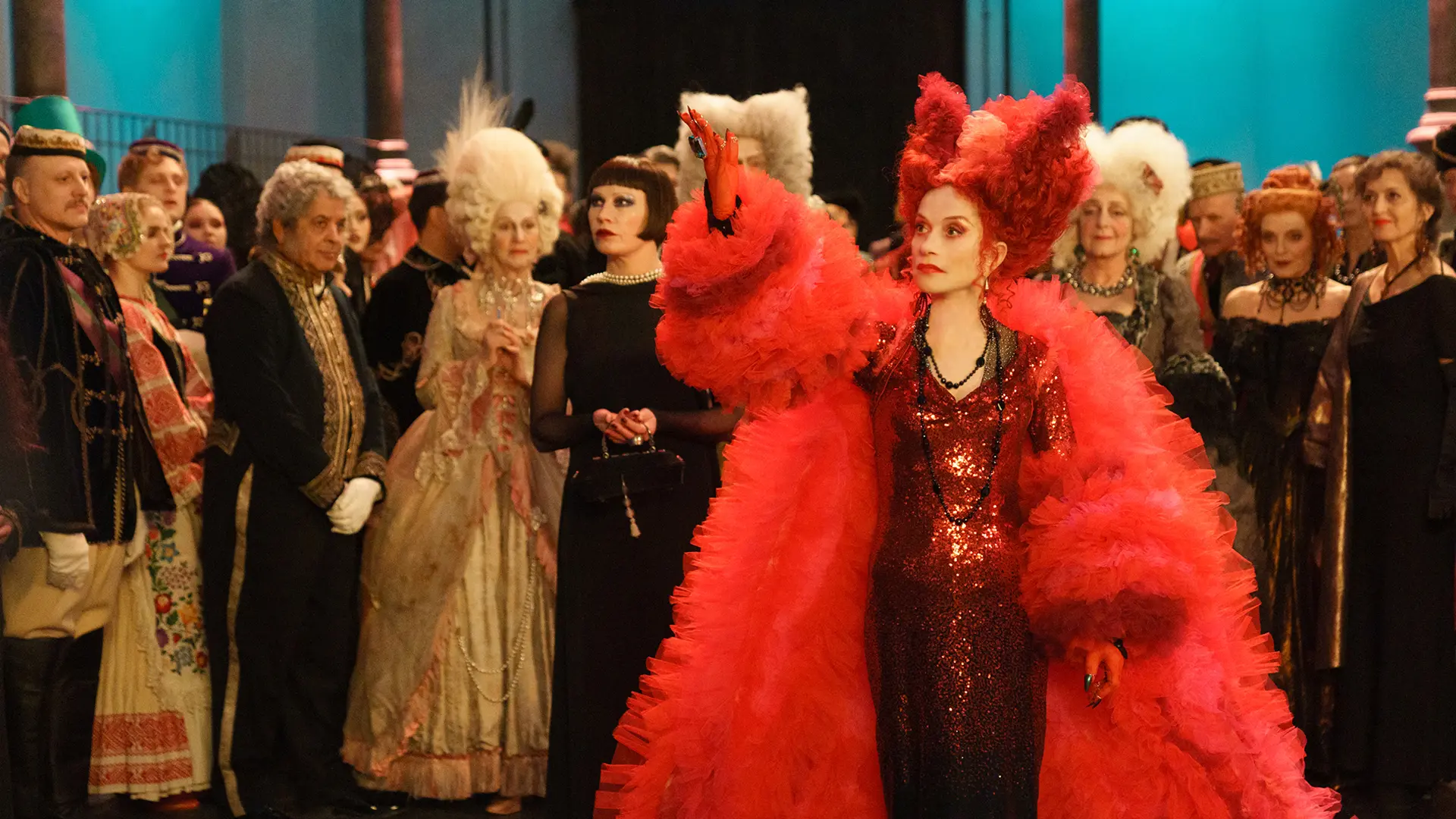 Paillettenkleid, roter Feder-Mantel, Tüllrüschen, Statementärmel, Abendkleid