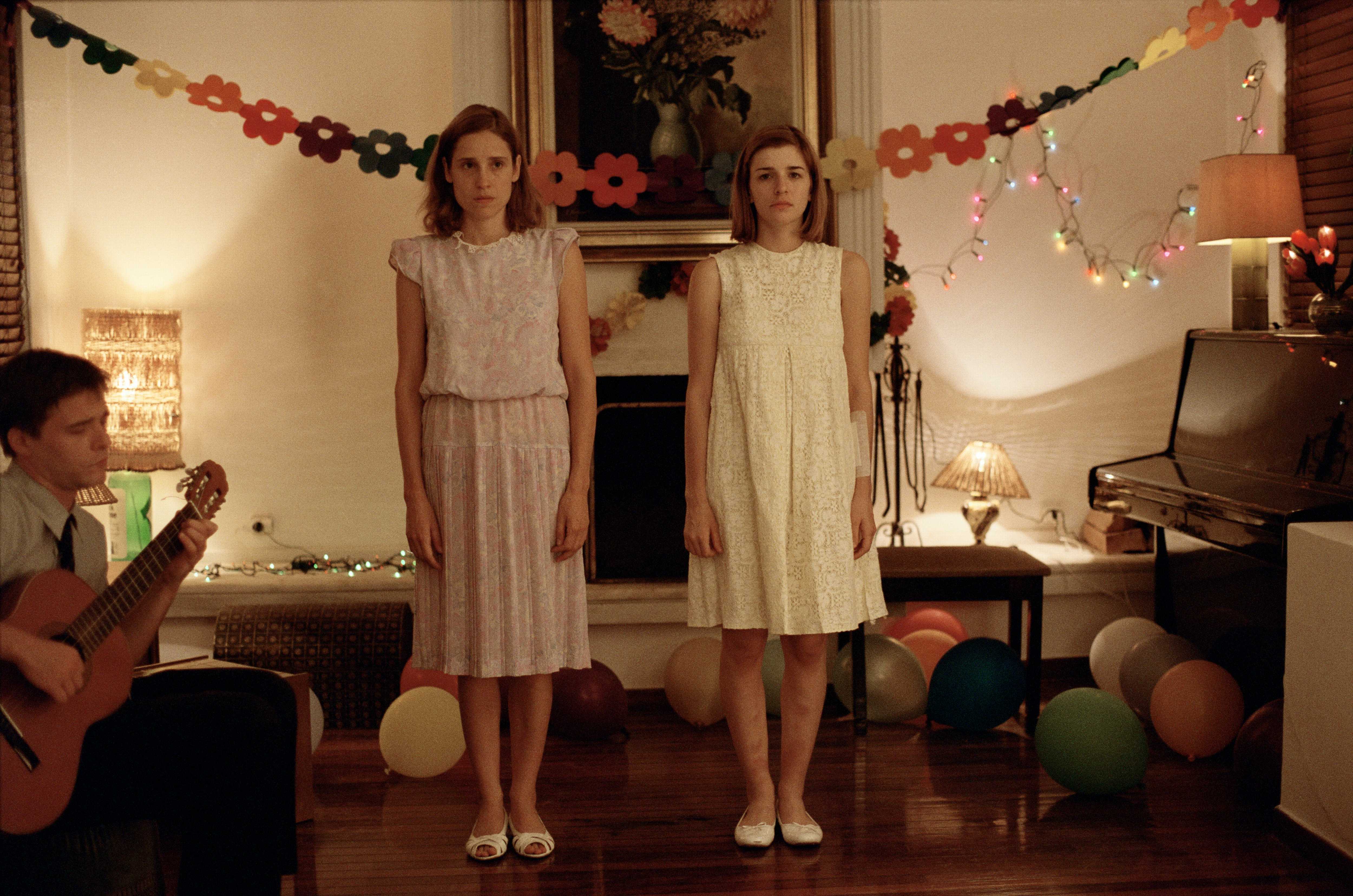 Dogtooth - Special Edition (Blu-ray) Wohnzimmer, Kleid, Gitarre, Person, Couch
