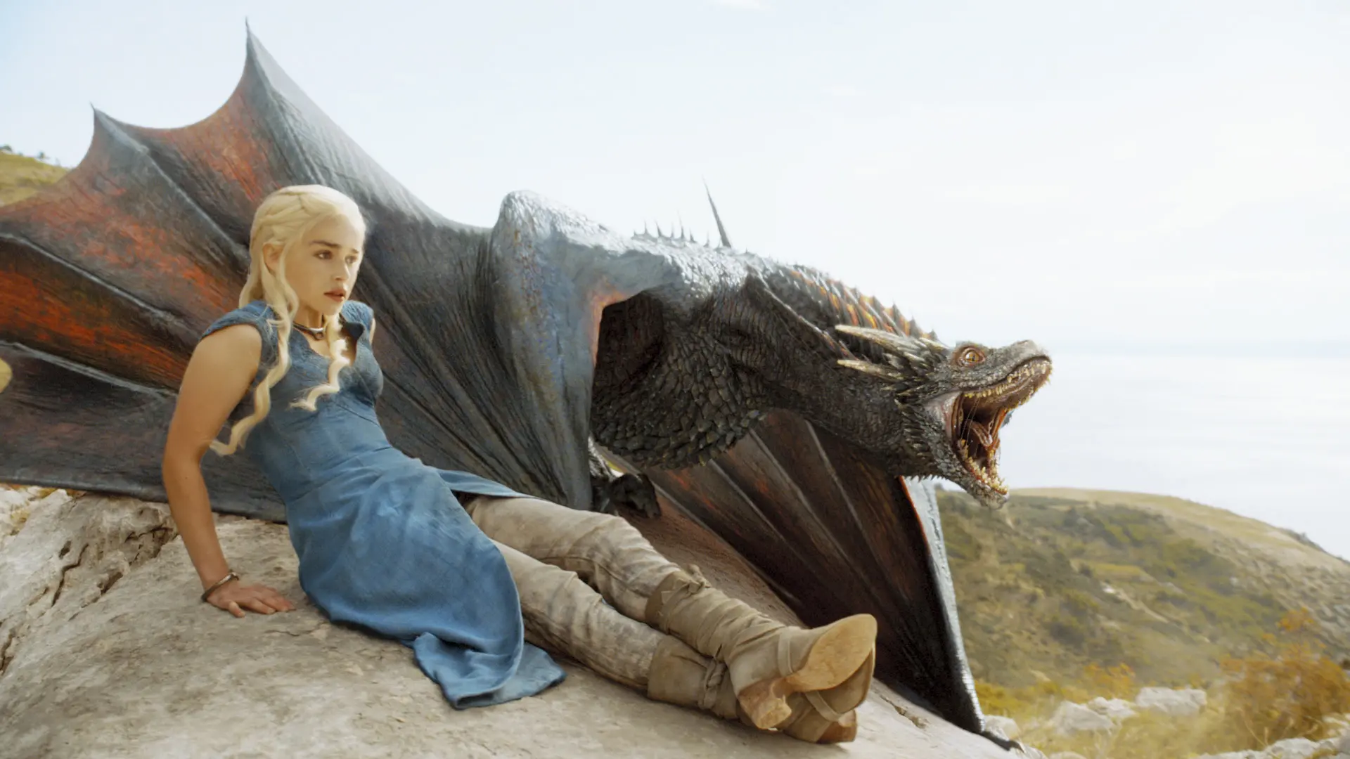Drache, Drachenstatue, Fantasywesen, blaues Kleid, Mädchen sitzt