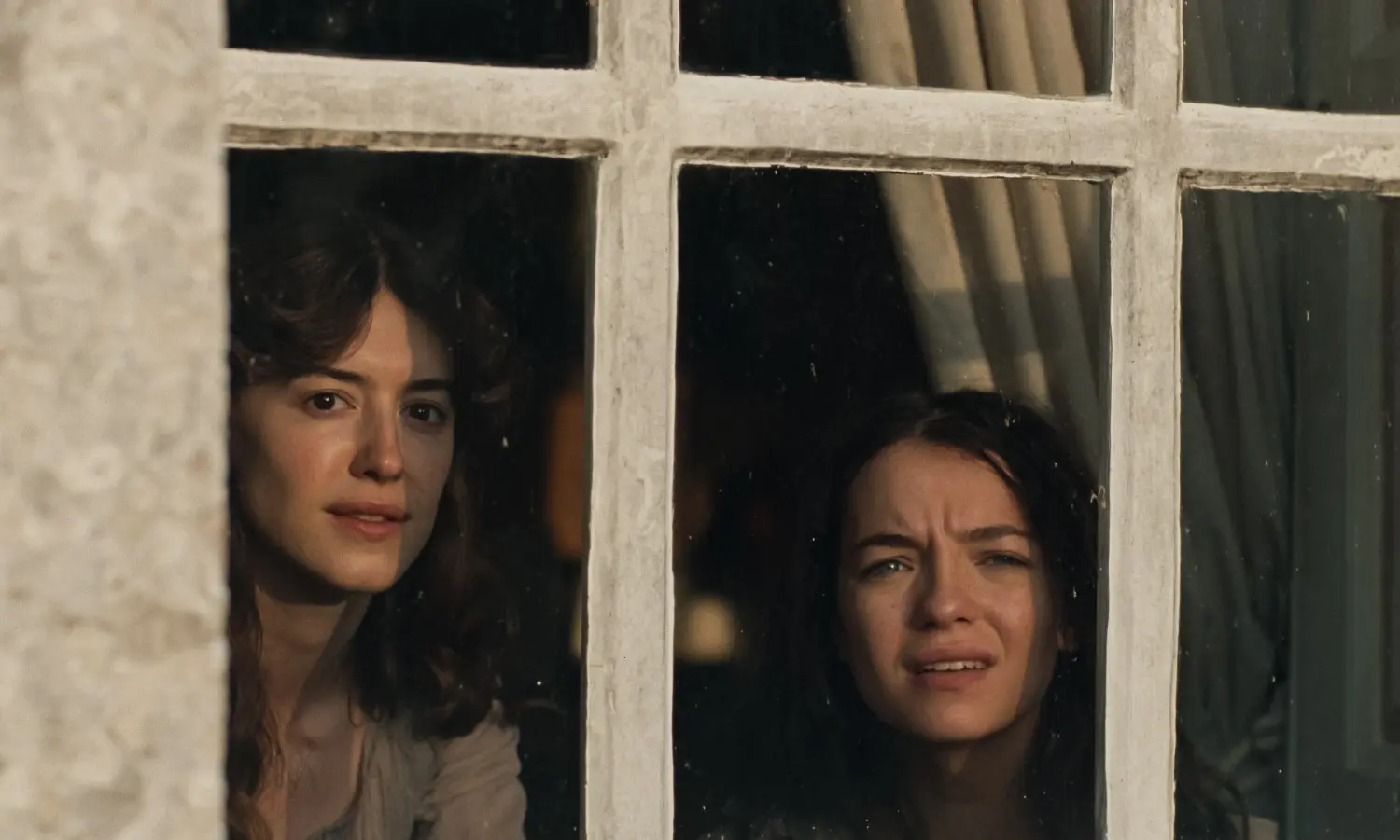 Zwei Frauen, Fenster, Porträt, Weißer Fensterrahmen, Innenaufnahme