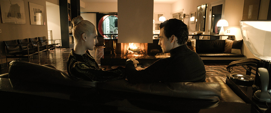 Diabolik ist nicht zu fassen (Special Edition mit Comic, Blu-ray+DVD) Couch, Drinnen, Wohnzimmer, Mann, Person