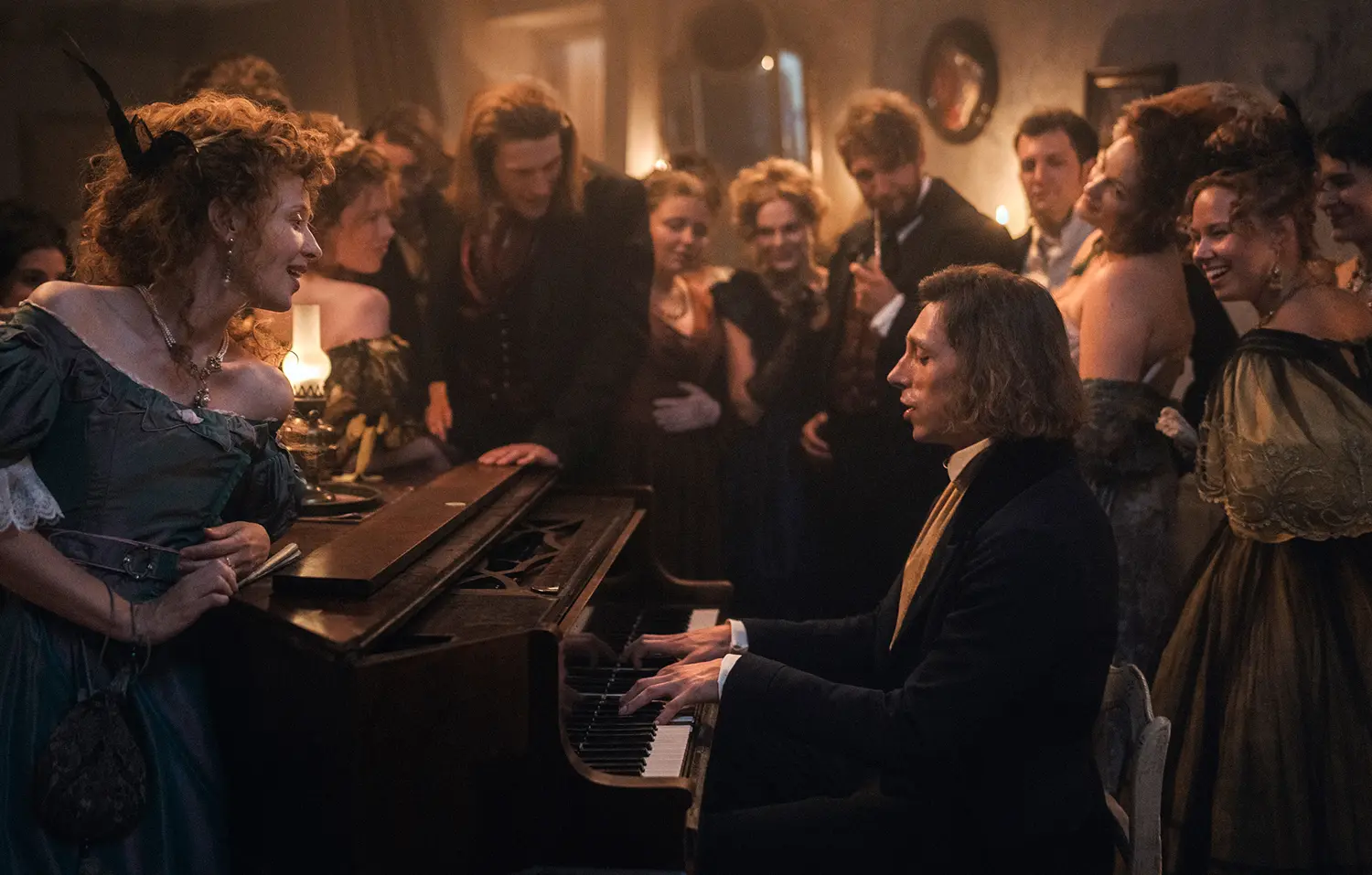 Flügel, Pianist, historische Kostüme, Kerzenlicht, Gesellschaftsrunde