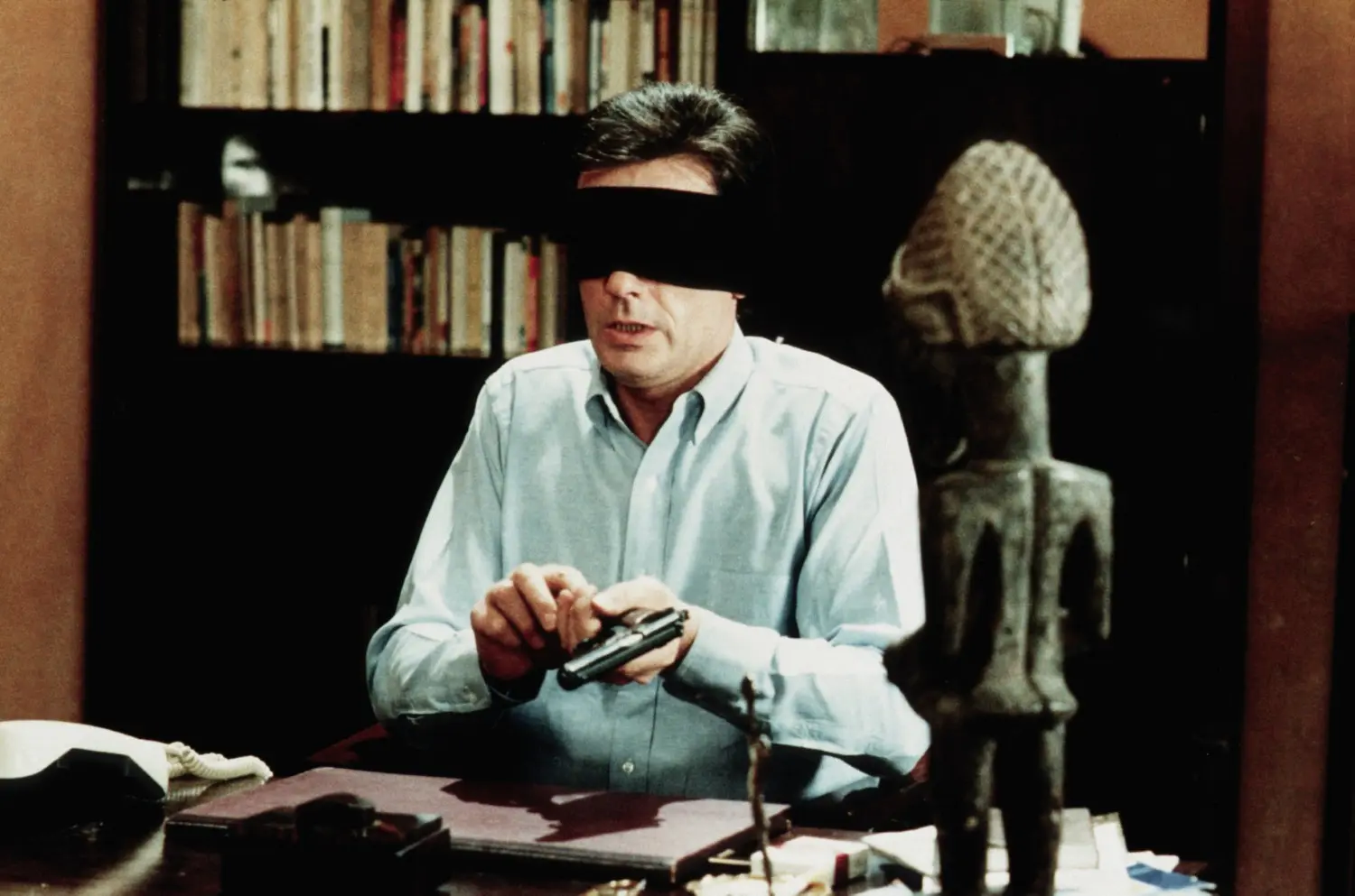 Filmszene, Mann, Handfeuerwaffe, Bücherregal, Büro