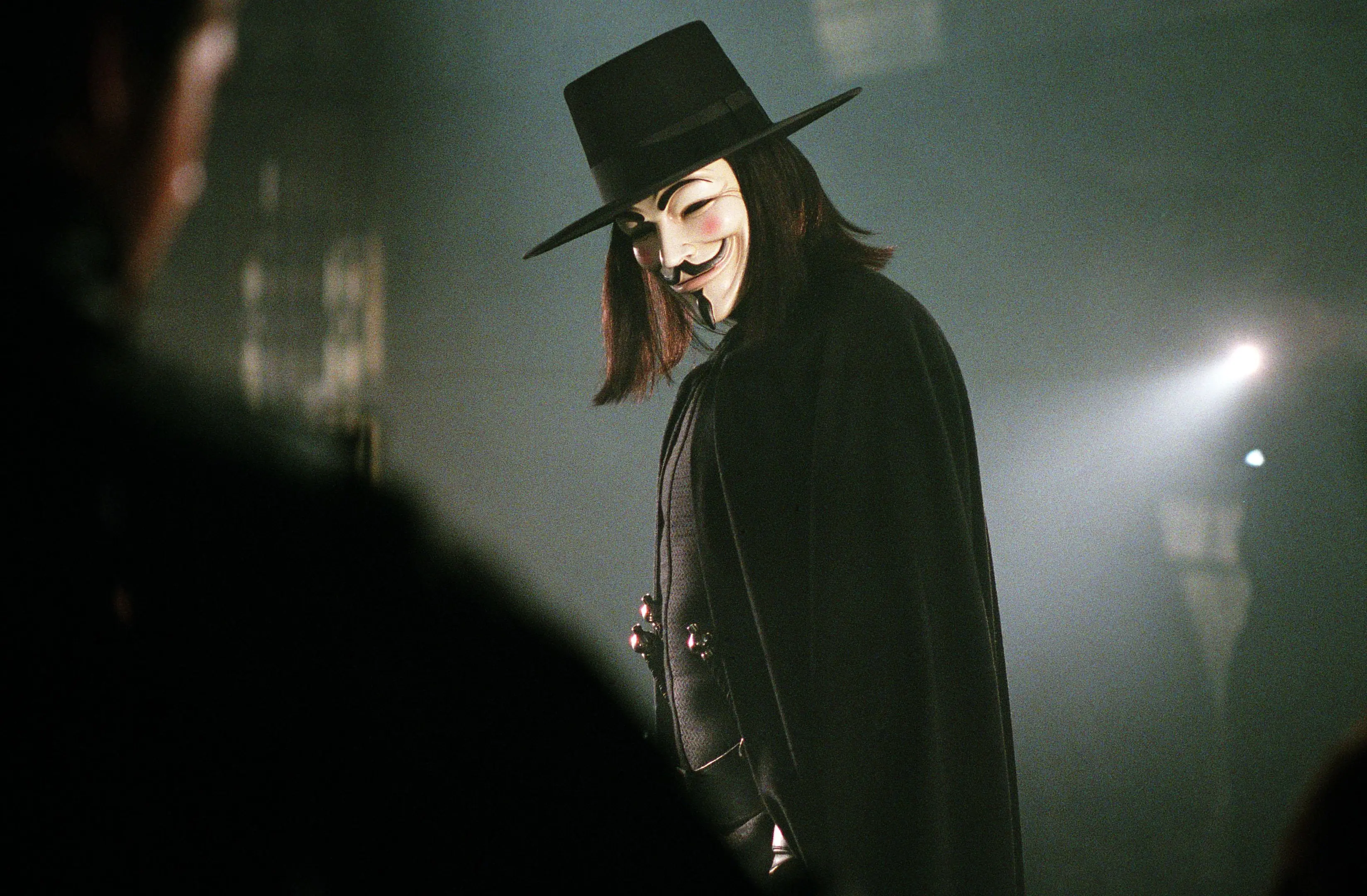 schwarzer Zylinder, Guy-Fawkes-Maske, schwarzer Umhang, Kostüm