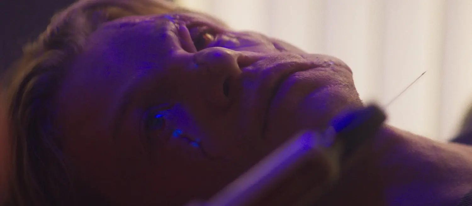 elektrische Zahnbürste, Mundpflege, violettes Licht